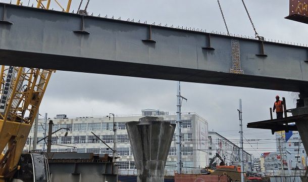 На путепроводе у «Мориона» начался монтаж пролетов 