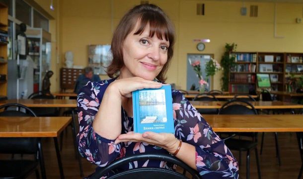 ​Новинки литературы: Наталия Гумерова презентовала свою новую книгу «Блики света» (12+)