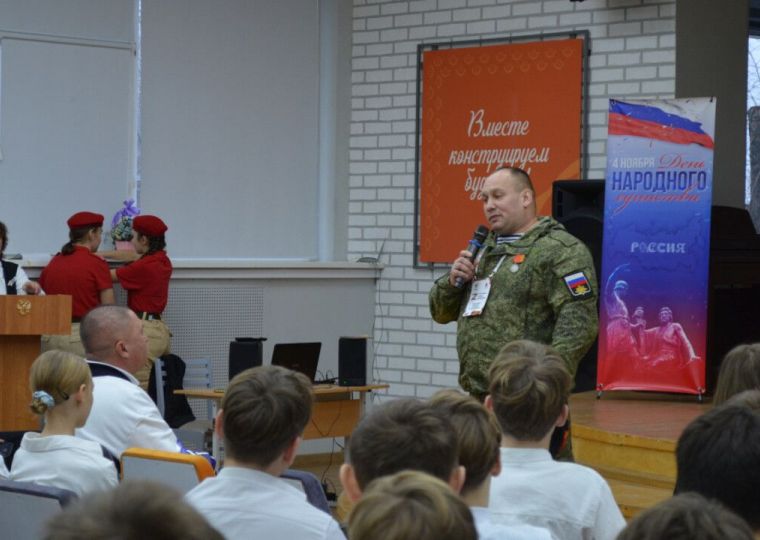 ​Ветеран СВО Алексей Мишарин встретился с учениками Инженерной школы Перми в честь Дня народного единства