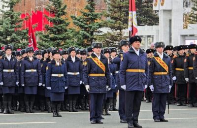 Пермские кадеты прошли по Самаре, чеканя шаг