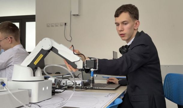 ​В Перми школьники начали осваивать промышленную робототехнику на отечественном оборудовании