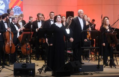 ​Национальный филармонический оркестр России под управлением Владимира Спивакова и солистка Хибла Герзмава исполнили песни военных лет