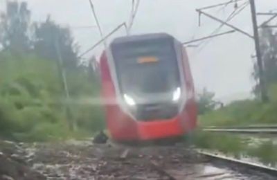 ​Оползень остановил движение электропоезда у станции Чусовой